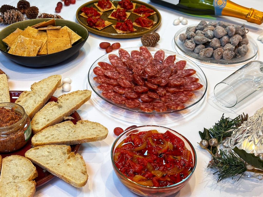 tapas espagnoles apéritif dinatoire espagnol cava saucisse séche figues poivrons grillés failles de pain migrut de filet mignon ibérique C.jpg__PID:4d66bcd1-503d-42d0-a060-84e31af444ec
