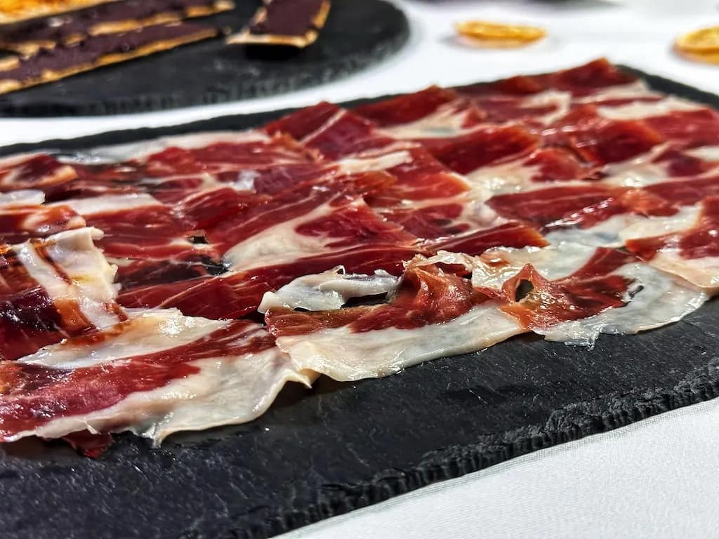 Comment déguster le jambon ibérique ? 7 idées apéritif + accords vin