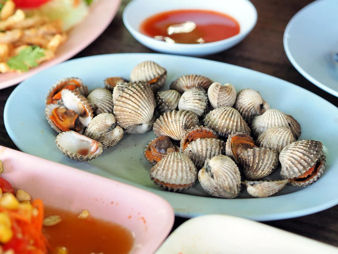 Recettes avec des coques : 4 idées faciles pour un apéritif chic et gourmand